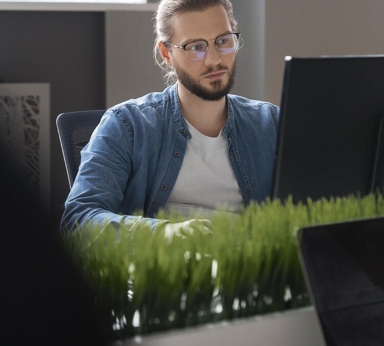 Produktinhaber arbeitet am Computer Image by freepik