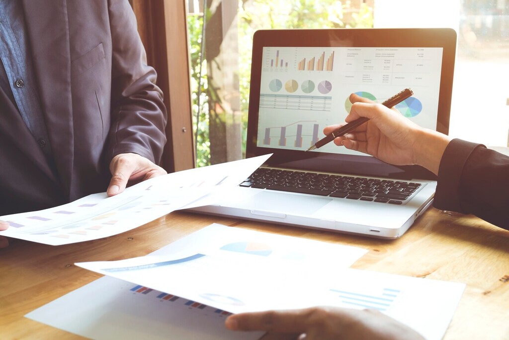 strategy achievement analysis pad device data 1421 246 - Custom Insurance Software Development Company 20 Underwriting analytics on a tablet